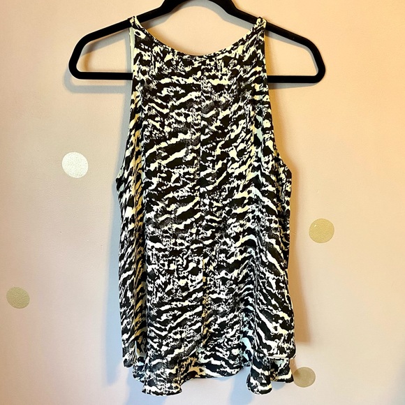 Minimum Scandinavian Appearance Top - Picture 2 of 4